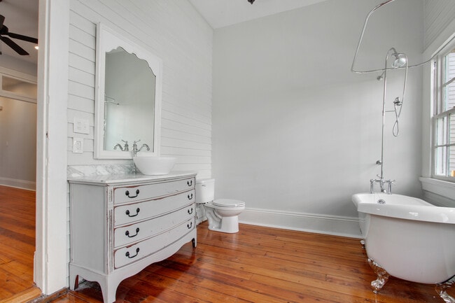 Building Photo - 3023 Banks- right