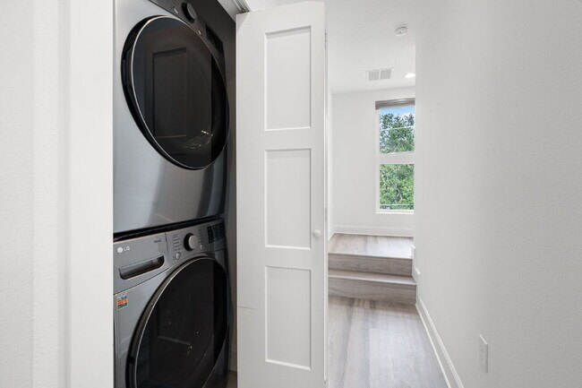 Building Photo - BEAUTIFUL Townhome For Rent in Downtown St...