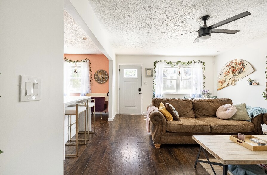 Open kitchen + living/dining area creates a versatile living space - 1420 E Market St