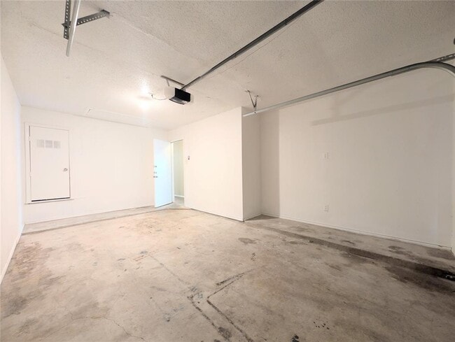 Building Photo - 2014 Redwing Way