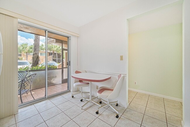 Building Photo - Beautiful Condo in South Naples