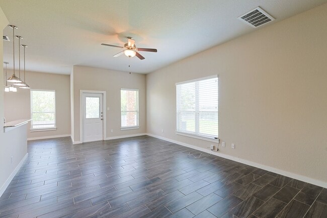 Building Photo - Large Modern Four Bedroom Duplex
