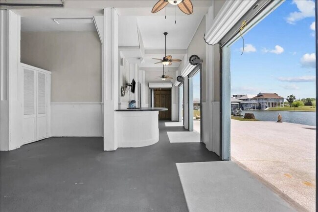 Building Photo - 2000 Laguna Harbor Cove Blvd