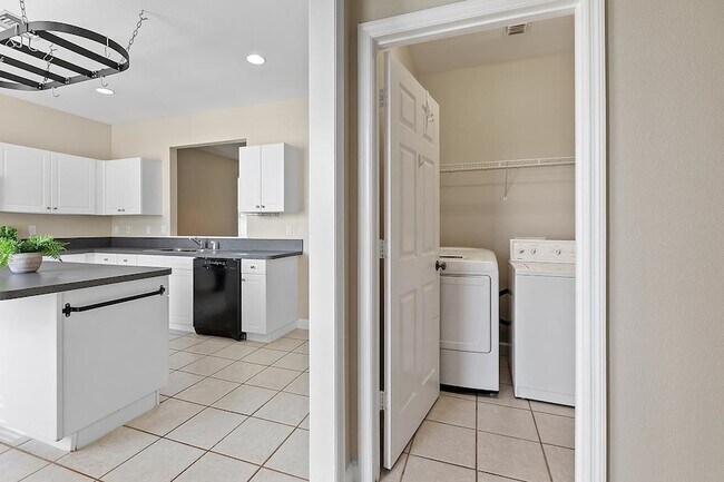 Building Photo - 3034 Cummings Ave