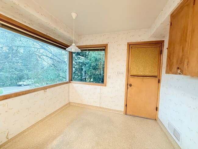 Building Photo - Beautiful 4 Bedroom Home with Fully Fenced Backyard!