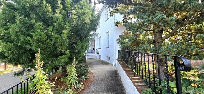Building Photo - 11 Floyd Pl