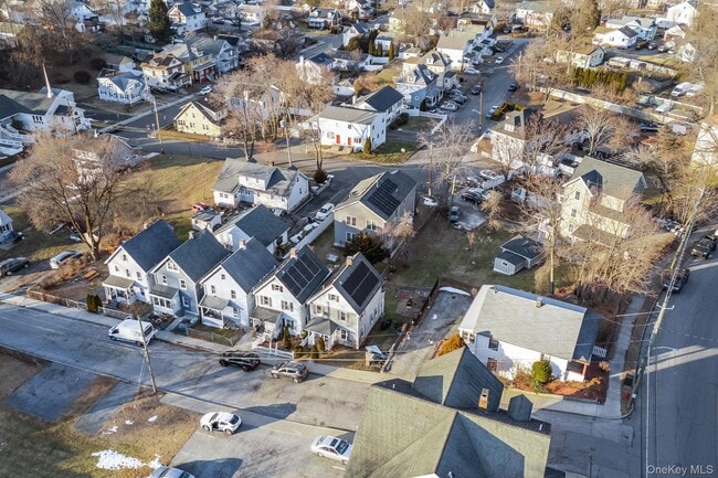 Building Photo - 983 Warren Ave