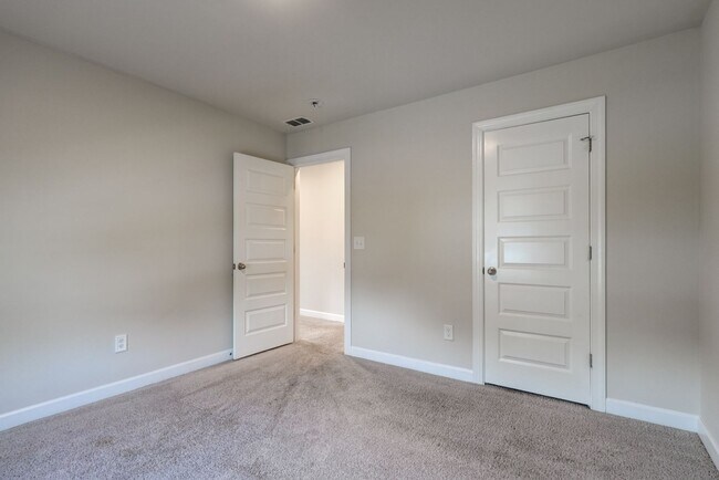 Building Photo - 123 Mainsail Wy