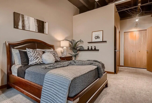 Building Photo - 100 Park Ave W