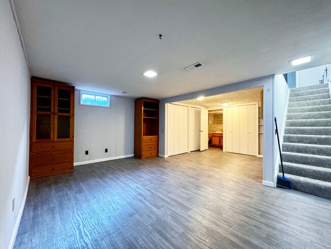Building Photo - 2437 Delaware Dr