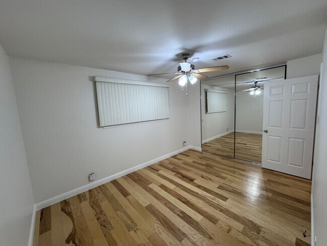 Building Photo - 4642 Hampshire Way