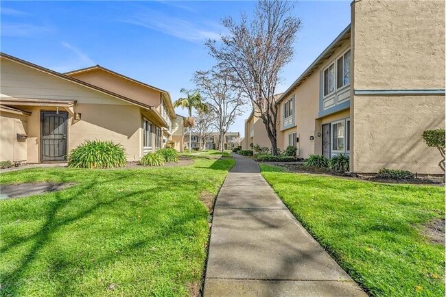 Building Photo - 27836 Hummingbird Ct