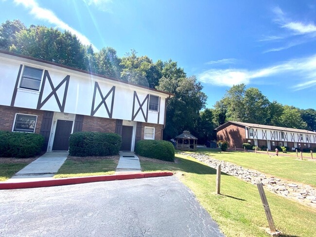Building Photo - Short Term Lease Available for 2 Bed/1.5 B...