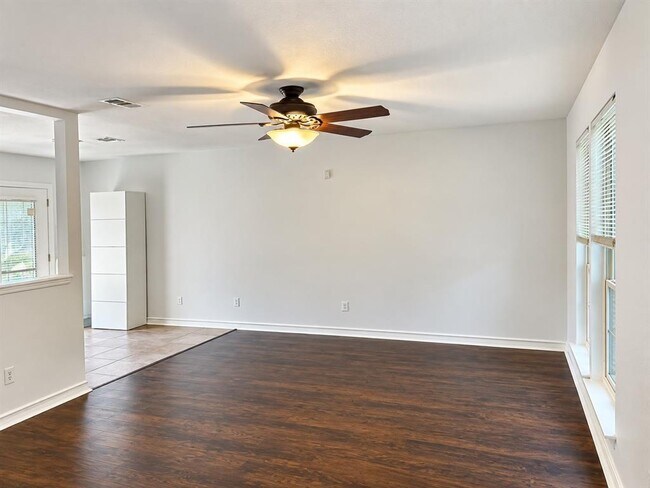 Building Photo - 1015 E Yager Ln