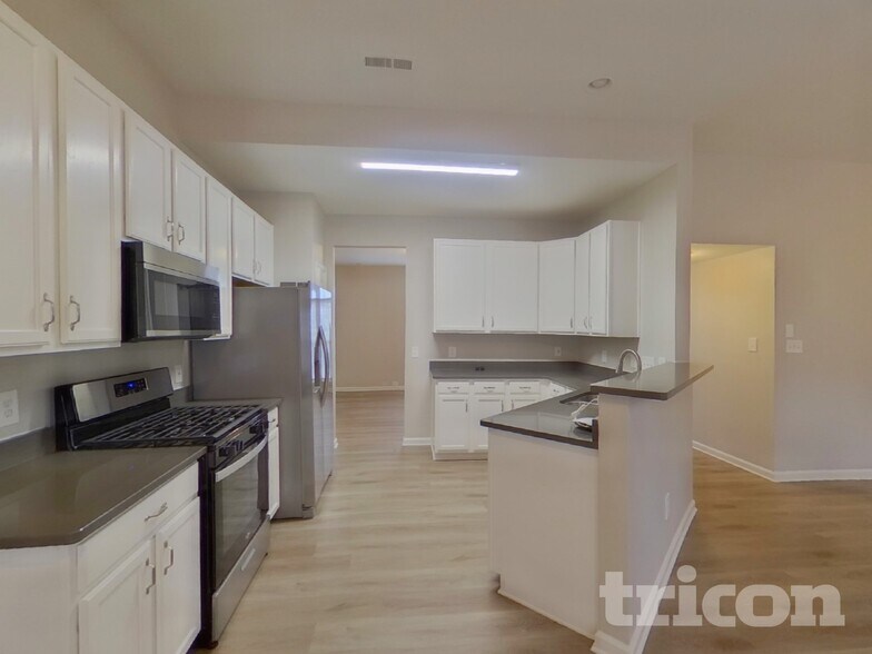 Building Photo - 5136 Sunburst Ln