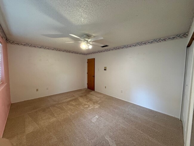 Building Photo - 3 Bed 3 Bath spacious home, with extra craft room, Lovely Backyard