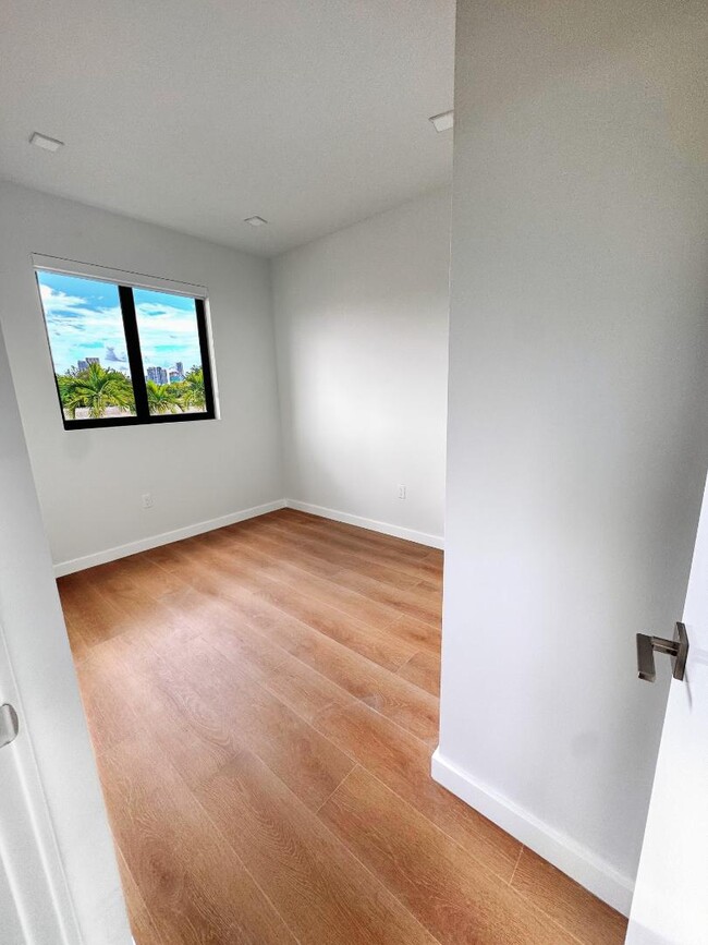 Building Photo - 1376 SW 4th St