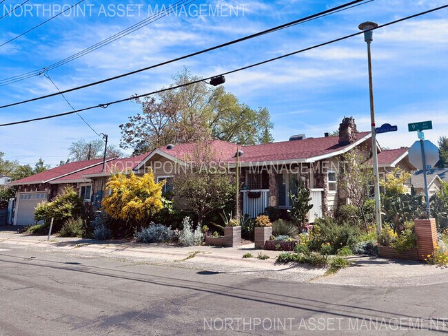 Building Photo - Welcome to this stunning 4-bedroom, 2-bath...