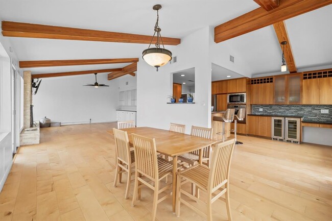 Building Photo - 3935 Lago Vista Dr