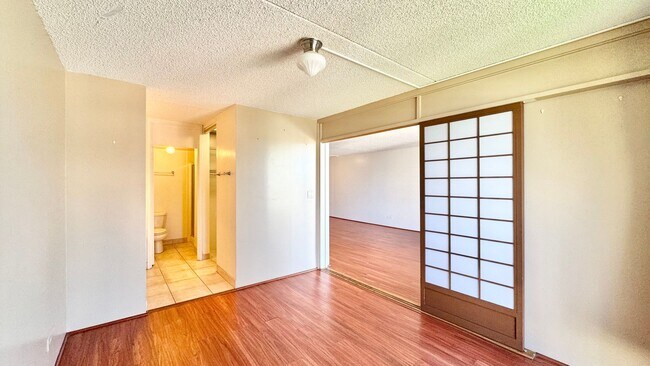Building Photo - CONVENIENTY LOCATED AND SPACIOUS 2BD/2BA C...