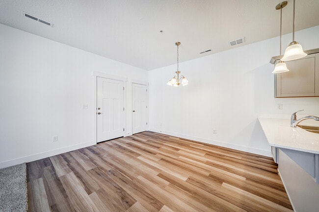 Building Photo - 665 N 380 W