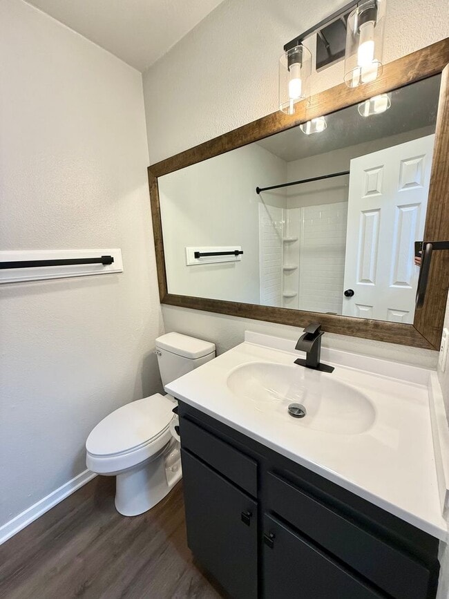 Building Photo - Newly renovated 2-bed/2-bath