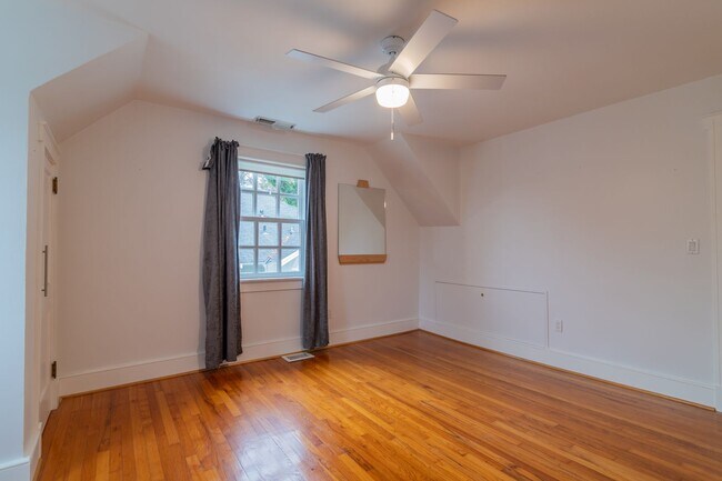 Building Photo - FOR RENT in LAKE BOTTOM! Available Now!