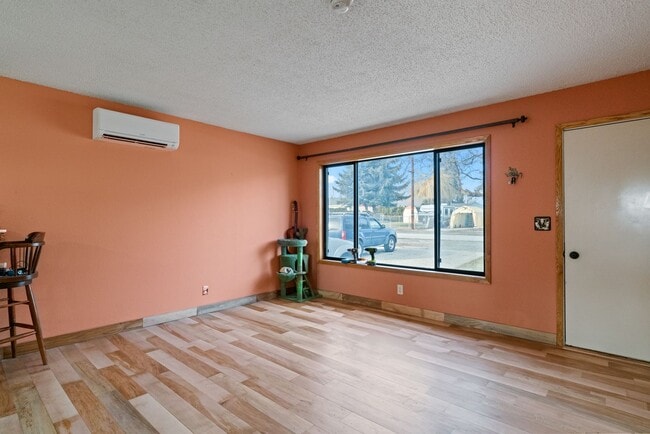 Building Photo - 3 Bedroom 1.5 Bath