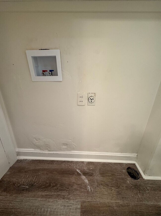 Building Photo - Renovated 4/3 House in North Hills- $1,995