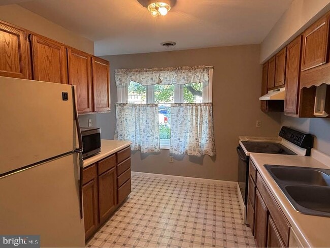 Building Photo - 1145 Pheasant Dr N