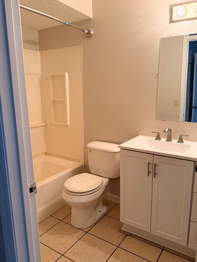 Building Photo - 910 Brett Dr