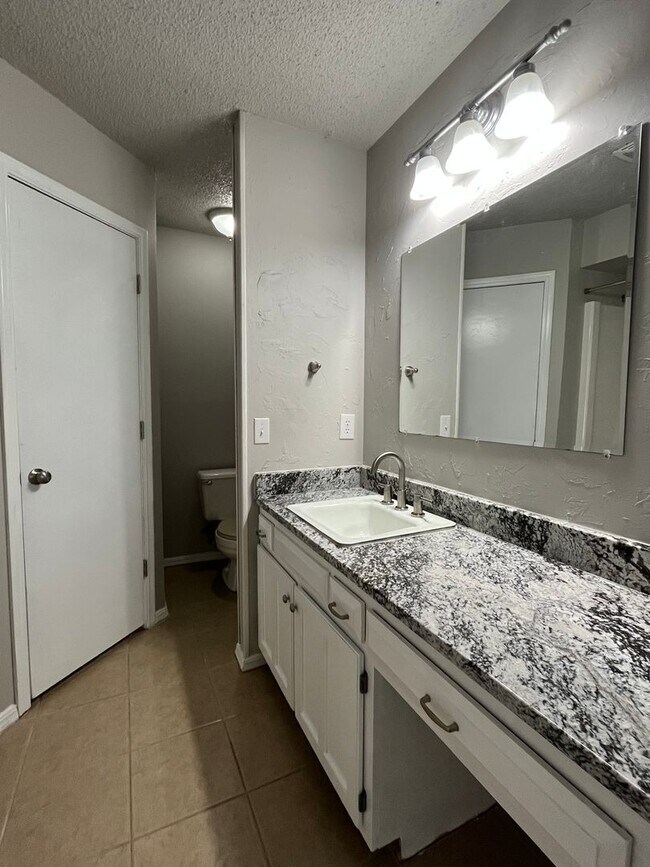 Building Photo - 3 bedroom house in Broken Arrow!