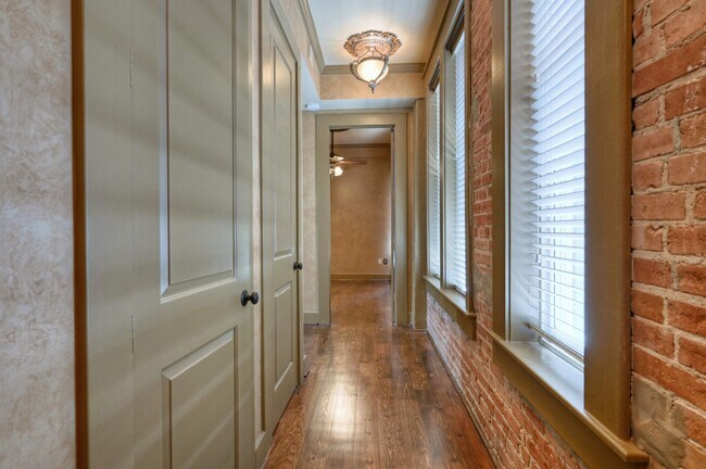 Building Photo - 202 25th St