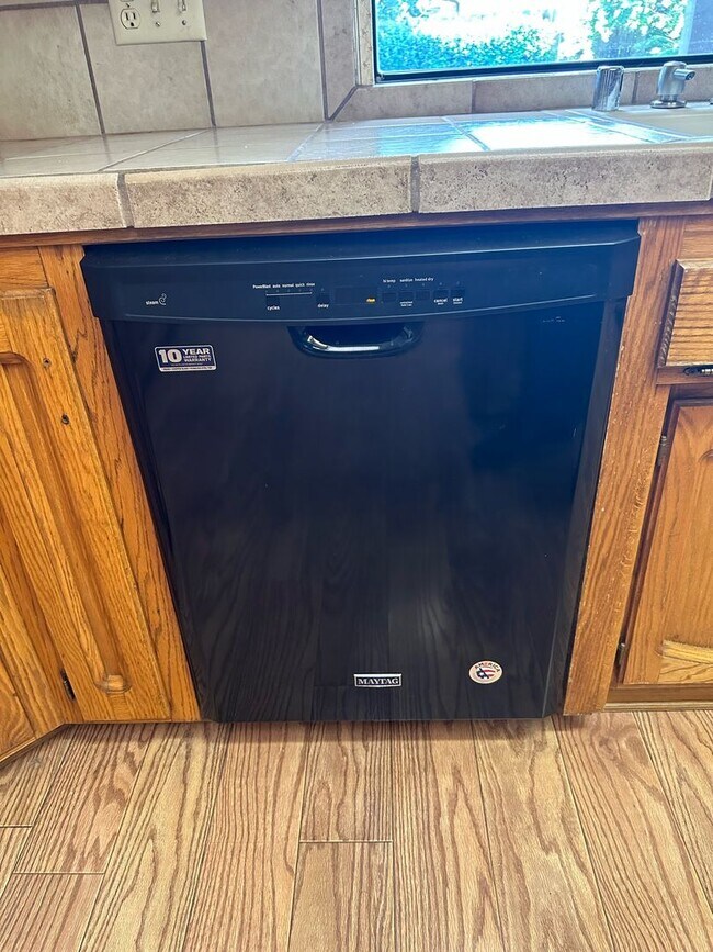 Building Photo - 475 E Mercedes Ave