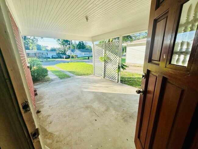 Building Photo - 27 Escalona Ave