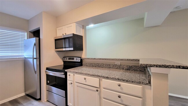 Building Photo - Charming Condo in Vista Del Sol!