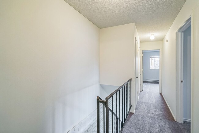 Building Photo - Newly Updated - Spacious Three Bedroom Condo