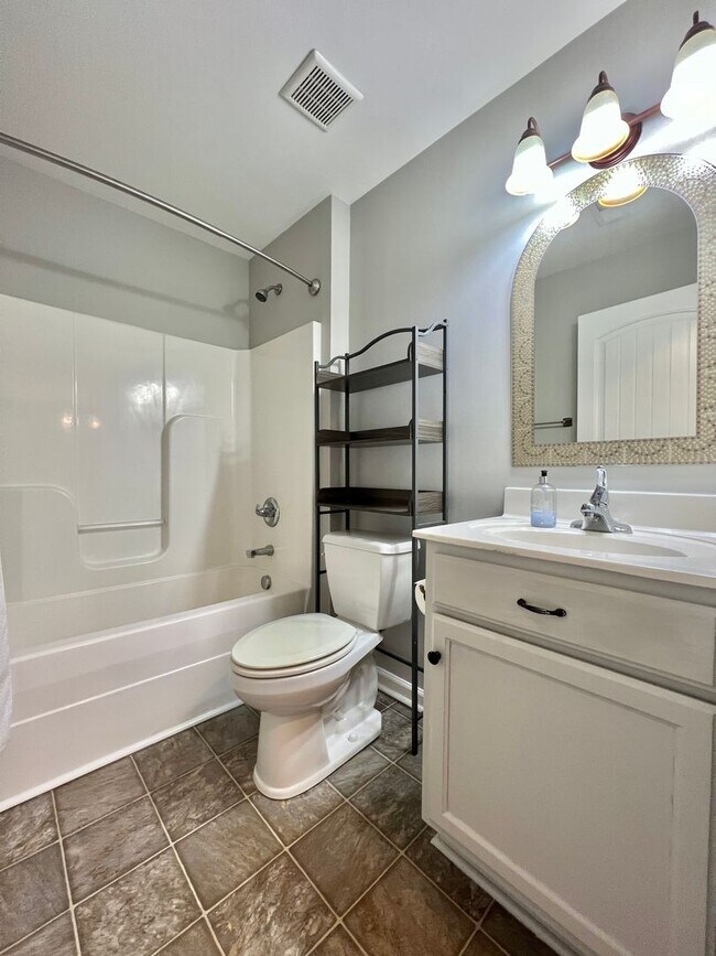 Building Photo - 4 Bed, 3 Bath w/ 2 Car Garage and Fenced Backyard