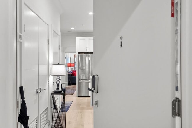 Building Photo - 2 Bed 2 Bath - Adams Morgan Condo - Comple...