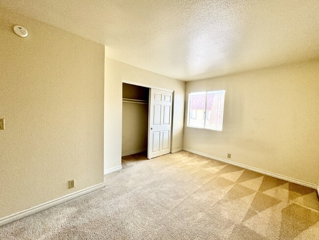 Building Photo - Lovely 2 Bed, 2 Bath Upstairs Condo for Re...