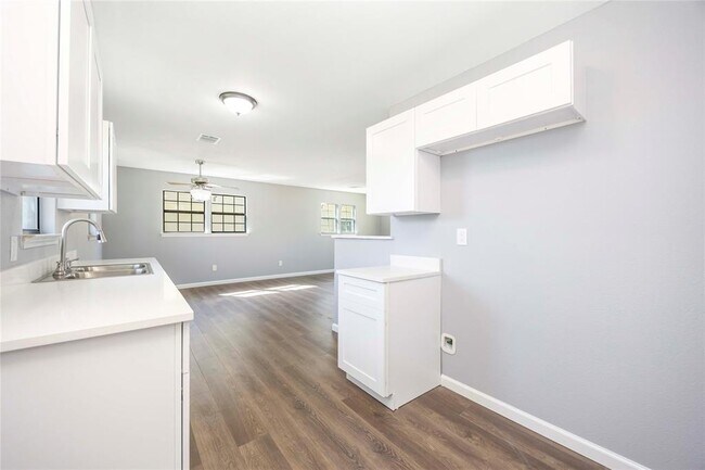 Building Photo - 711 Rosen Ave