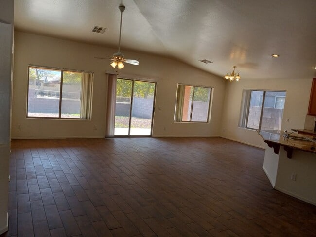 Building Photo - Phoenix Split Floor Plan 4 Bedroom + den