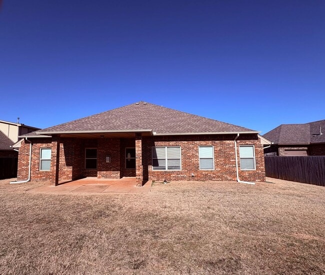 Building Photo - Large four bedroom home in Edmond