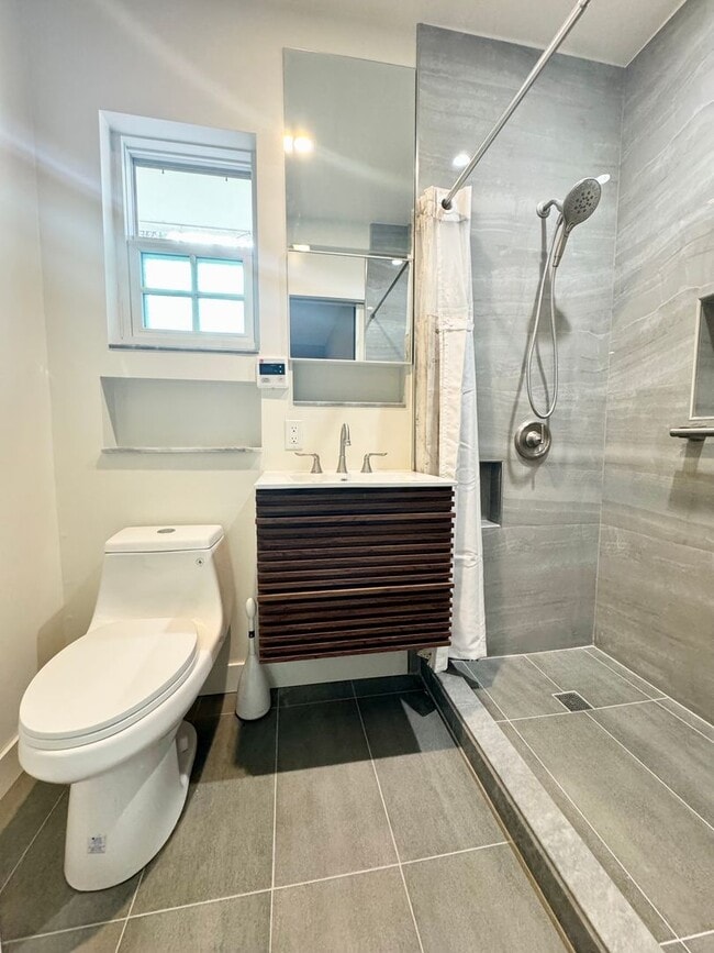 Building Photo - ***Updated 1 bed 1 bath ADU with washer/dryer***