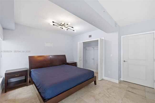 Building Photo - 832 N Victoria Park Rd