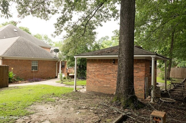 Building Photo - 110 Little John Ln