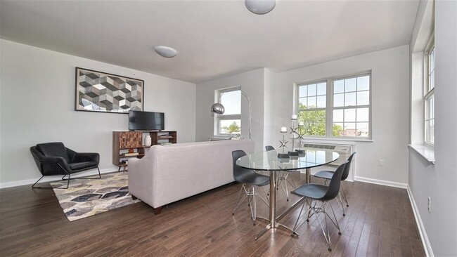 Building Photo - 304 Broadway-