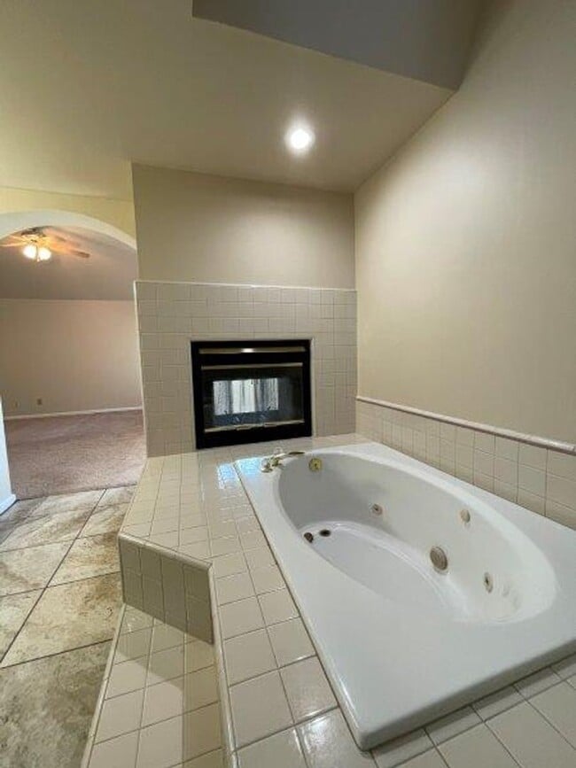 Building Photo - Large Open 4 Bedroom