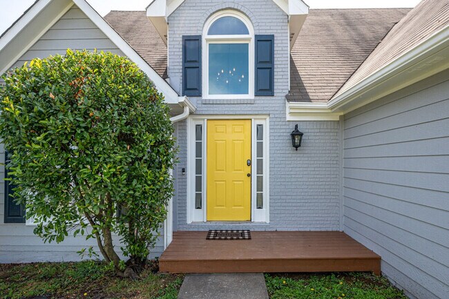 Building Photo - 13 Windfield Dr