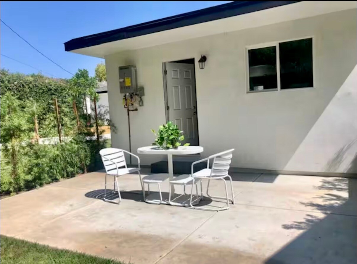 Building Photo - 11516 La Maida St